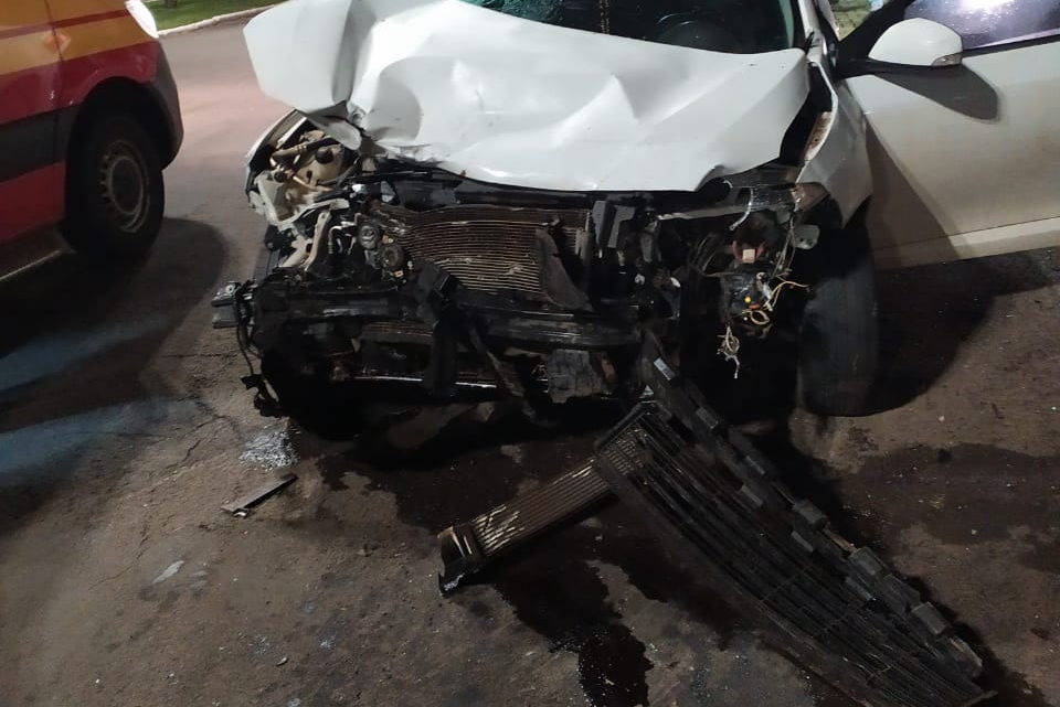 Acidente entre veículos no centro deixa motorista ferido em Chapecó