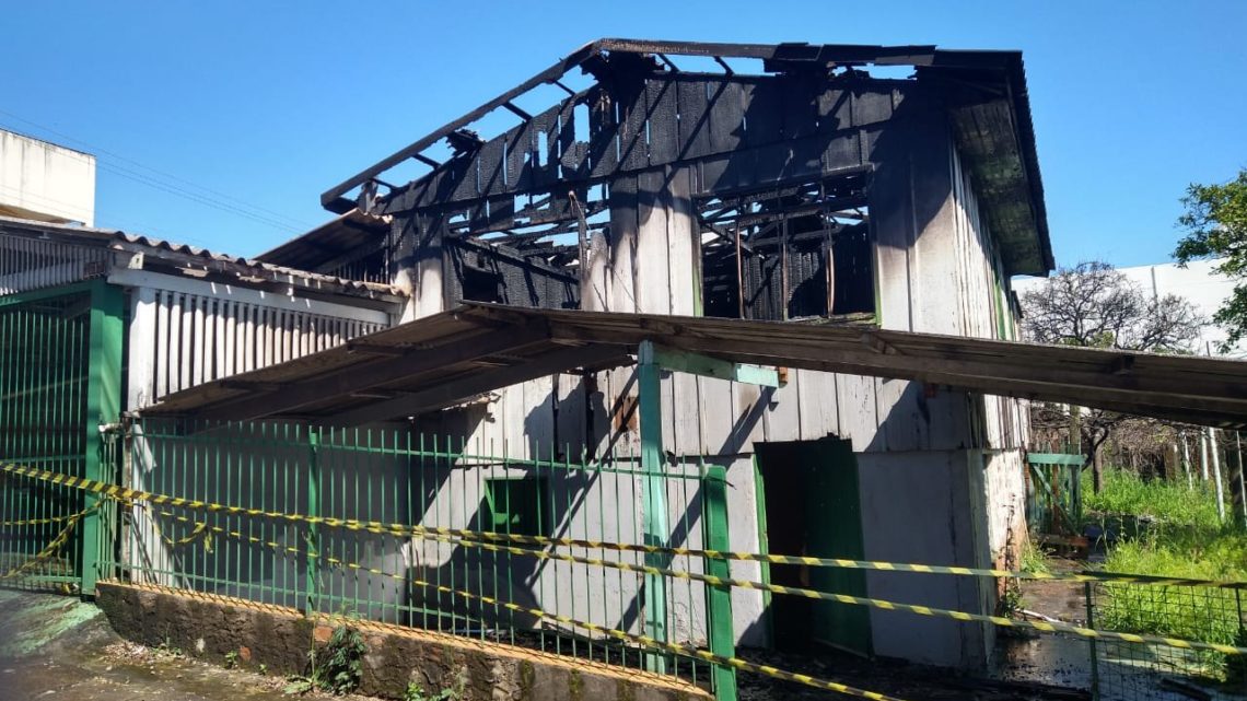Fogo destrói casa em Chapecó