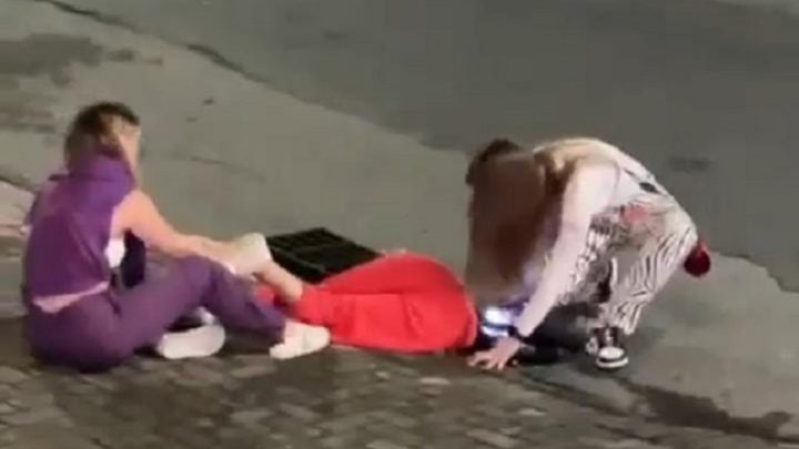 Vídeo: jovem se joga em bueiro para tentar salvar um iPhone 11 em SC