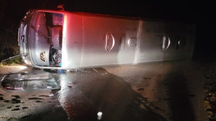 Micro-ônibus capota com mais de 6 pessoas no Oeste de SC