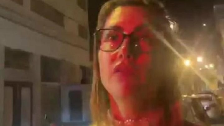 Vídeo: após estacionar no meio da rua, mulher diz para PMs retirarem viatura