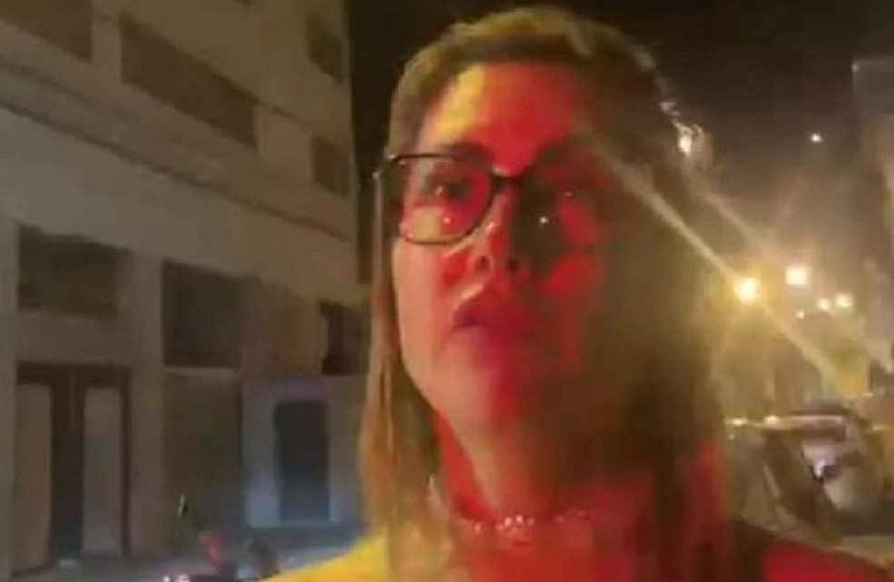 Vídeo: após estacionar no meio da rua, mulher diz para PMs retirarem viatura