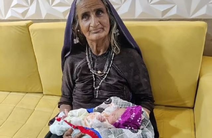 Mulher que diz ter 70 anos dá à luz ao primeiro filho