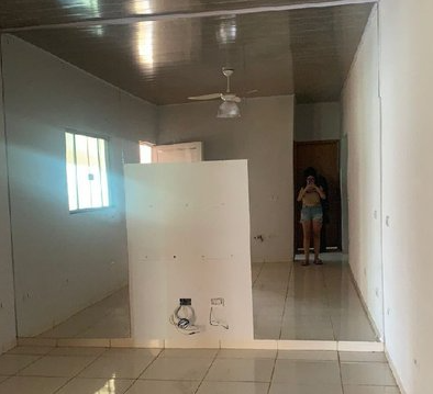 Na casa do seu falecido pai, mulher tira foto e captura suposto fantasma; veja o registro