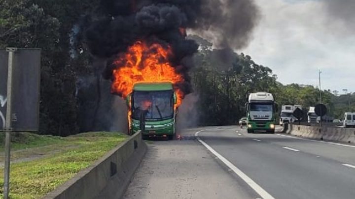 Vídeo: ônibus de SC pega fogo na BR-376 em Guaratuba