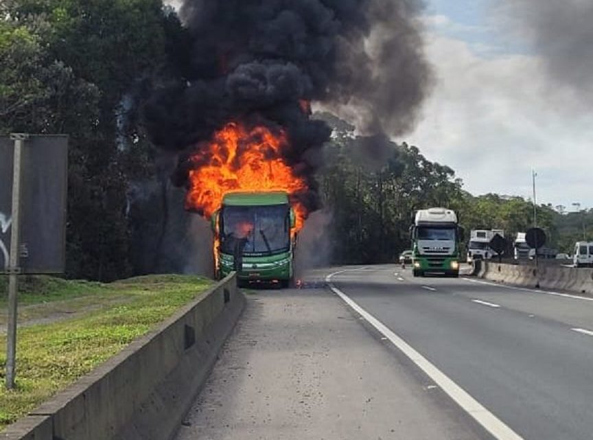 Vídeo: ônibus de SC pega fogo na BR-376 em Guaratuba