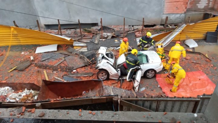 Vídeo: homem fica ferido após coluna de concreto cair sobre carro em SC