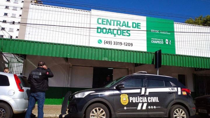 Polícia civil prende homem e centenas de roupas falsificadas de marcas famosas em Chapecó