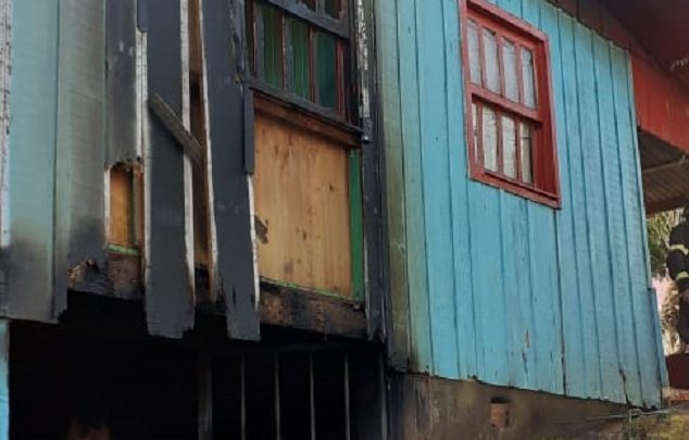 Homem coloca fogo no porão de residência e tenta agredir os bombeiros no PR