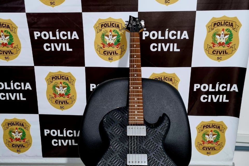 Polícia Civil recupera guitarra de integrante de banda de Rock