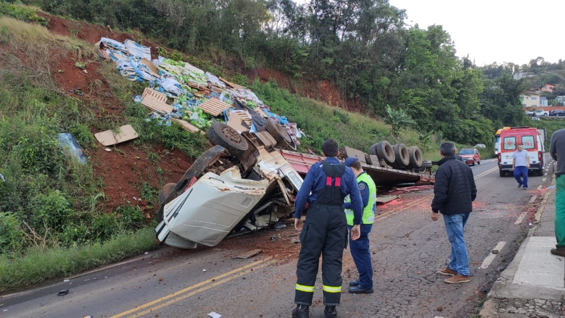 Vídeo: caminhão tomba e motorista fica ferido em Seara