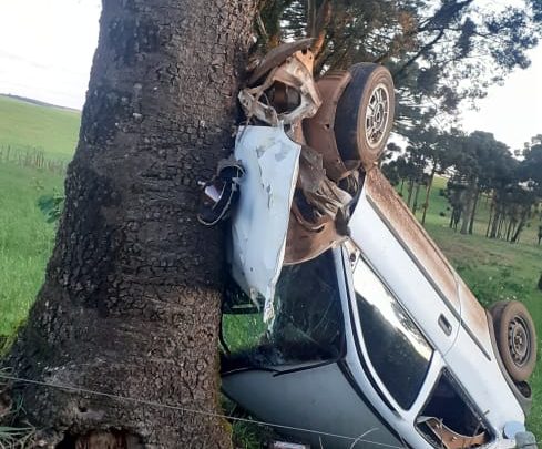 Jovens ficam feridos após capotar e colidir contra árvore em acidente na SC-305
