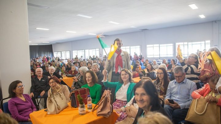 Escolha do Rei e Rainha dos Idosos reúne mais de mil pessoas em Chapecó