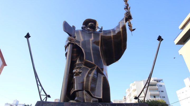 Monumento O Desbravador é reinaugurado após restauração em Chapecó
