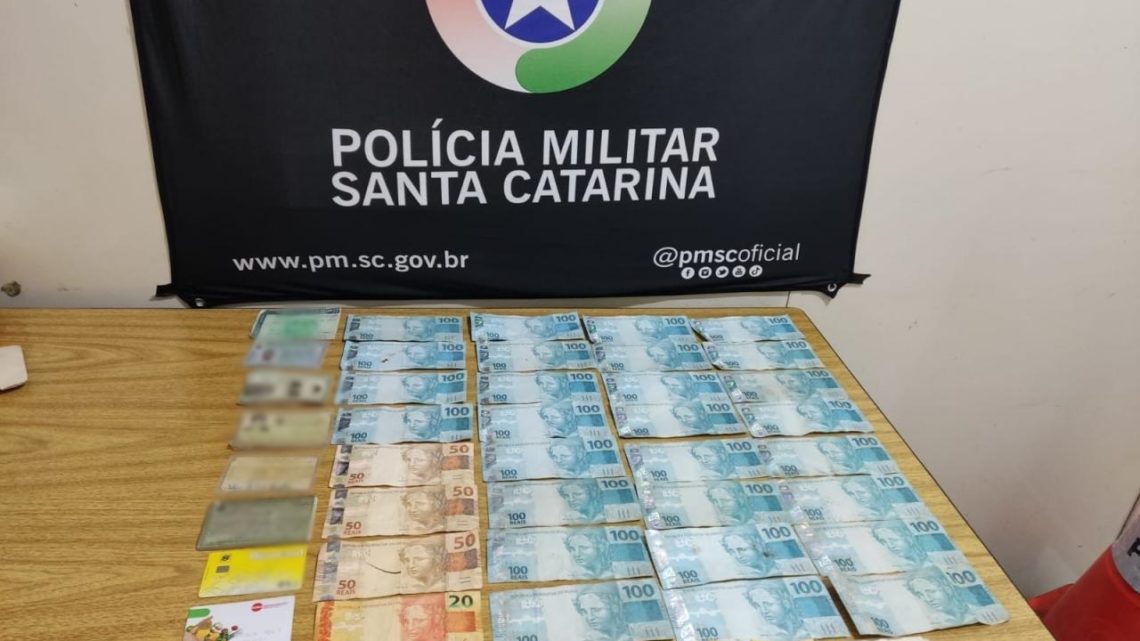 Policiais encontram sacola com quase R$ 5 mil e devolvem ao dono no oeste
