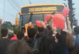 Vídeo: alunos do IFSC fazem homenagem de aniversário para motorista de ônibus em Chapecó