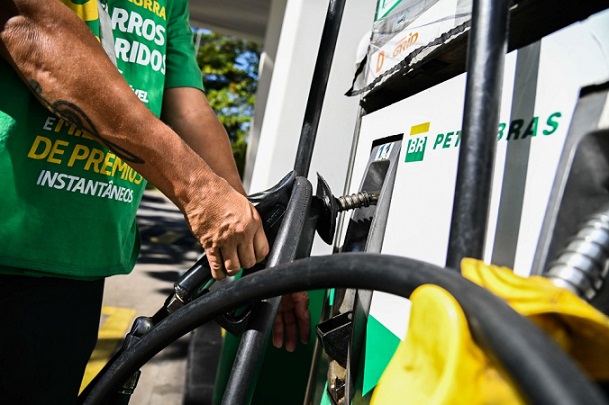 Petrobras reduz preço do diesel vendido às distribuidoras em R$ 0,22 por litro