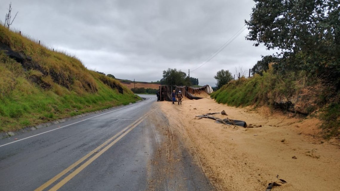 ​Carreta com placas de Marmeleiro tomba na SC 157 em Coronel Freitas