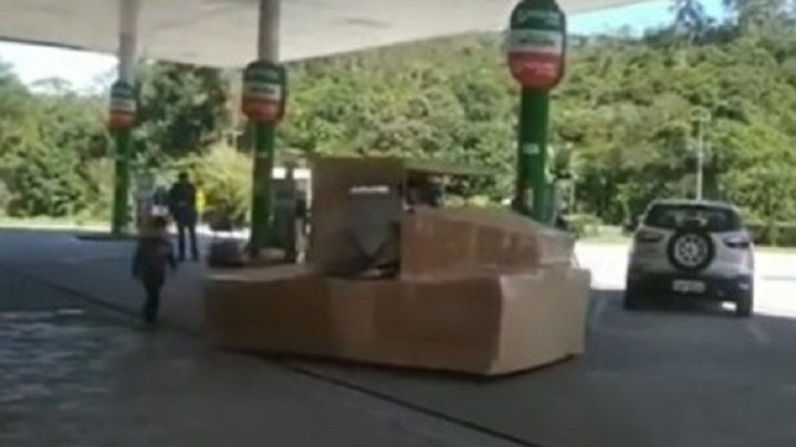 Vídeo: caminhão de papelão é visto em posto de combustíveis em SC
