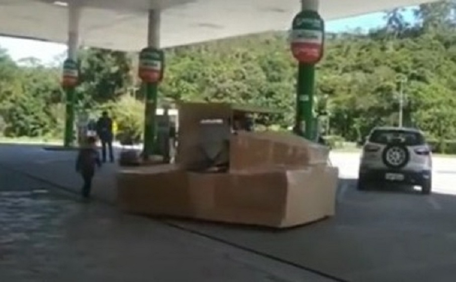 Vídeo: caminhão de papelão é visto em posto de combustíveis em SC