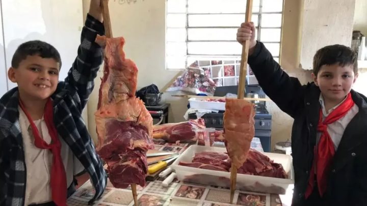 Estudantes aprendem a fazer churrasco em cidade gaúcha