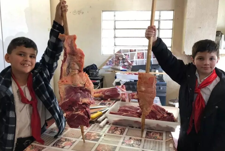 Estudantes aprendem a fazer churrasco em cidade gaúcha