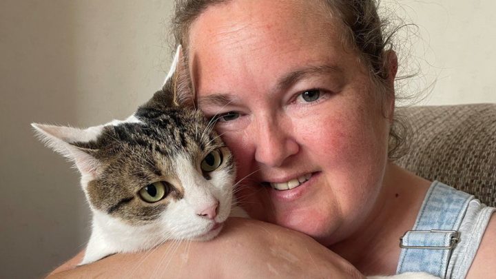 Mulher é salva pelo próprio gato durante ataque cardíaco