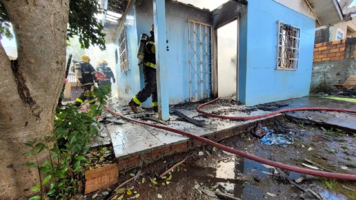 Casa é consumida pelas chamas em Chapecó