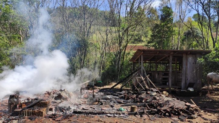 Homem ateia fogo em seu galpão e joga gasolina na sua casa na cidade de Sul Brasil