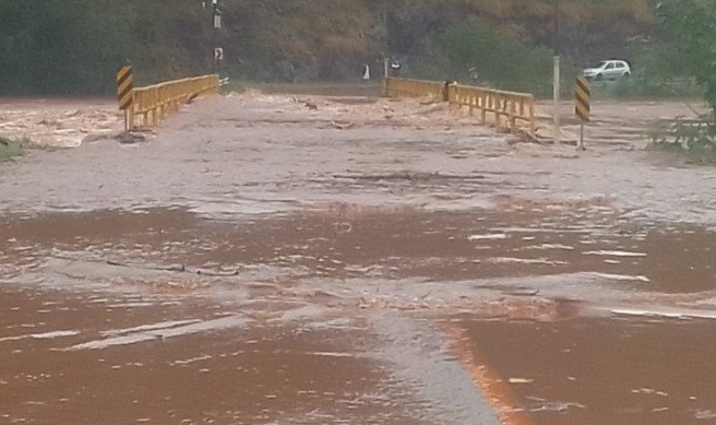 Vídeo: ponte entre Argentina e SC fica submersa após fortes chuvas