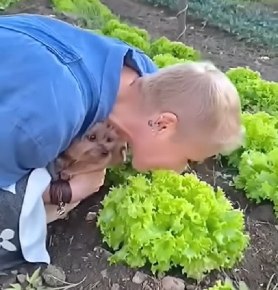 Vídeo: “Vegana raiz”, diz Xuxa ao comer alface direto do pé
