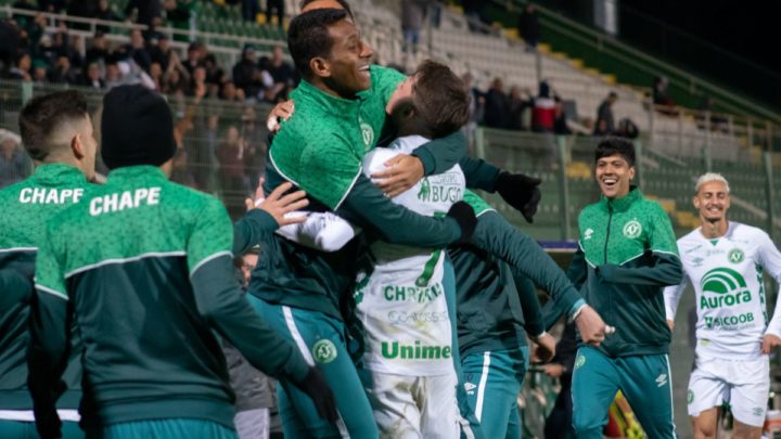 Chapecoense é superior e vence Ponte Preta por 3 a 0 na Arena Condá