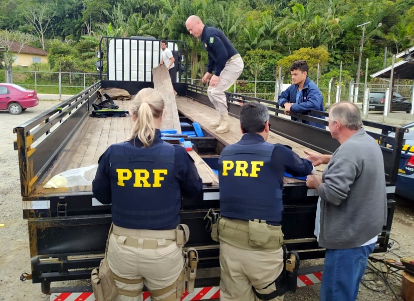 455 kg de maconha são encontrados em fundo falso de caminhão em SC