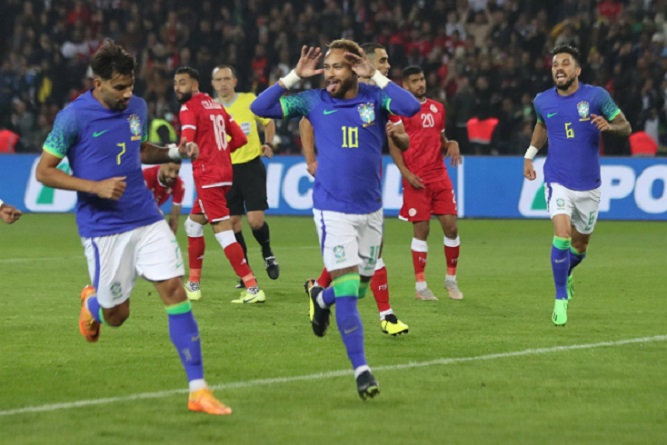 Em jogo quente e com racismo, Brasil atropela Tunísia no último amistoso antes da Copa do Mundo