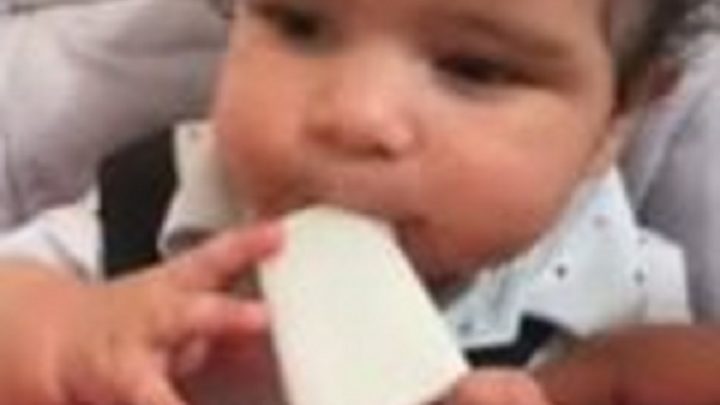 Bebê de quatro meses viraliza ao provar ‘peitolé’ em vídeo; veja