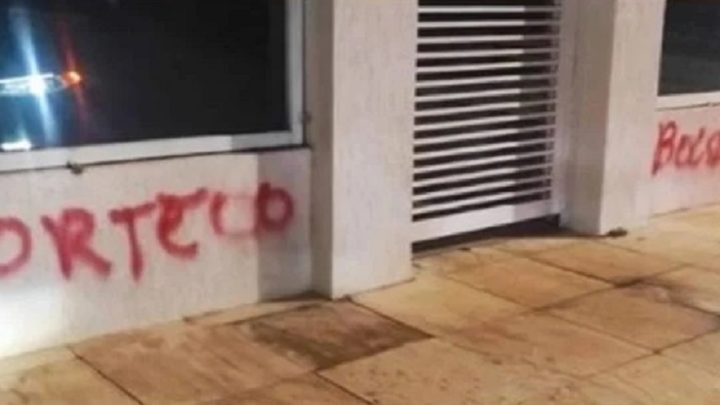 Vídeo: carro e casa de ex-esposa de Bolsonaro são vandalizados