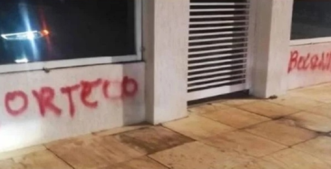 Vídeo: carro e casa de ex-esposa de Bolsonaro são vandalizados