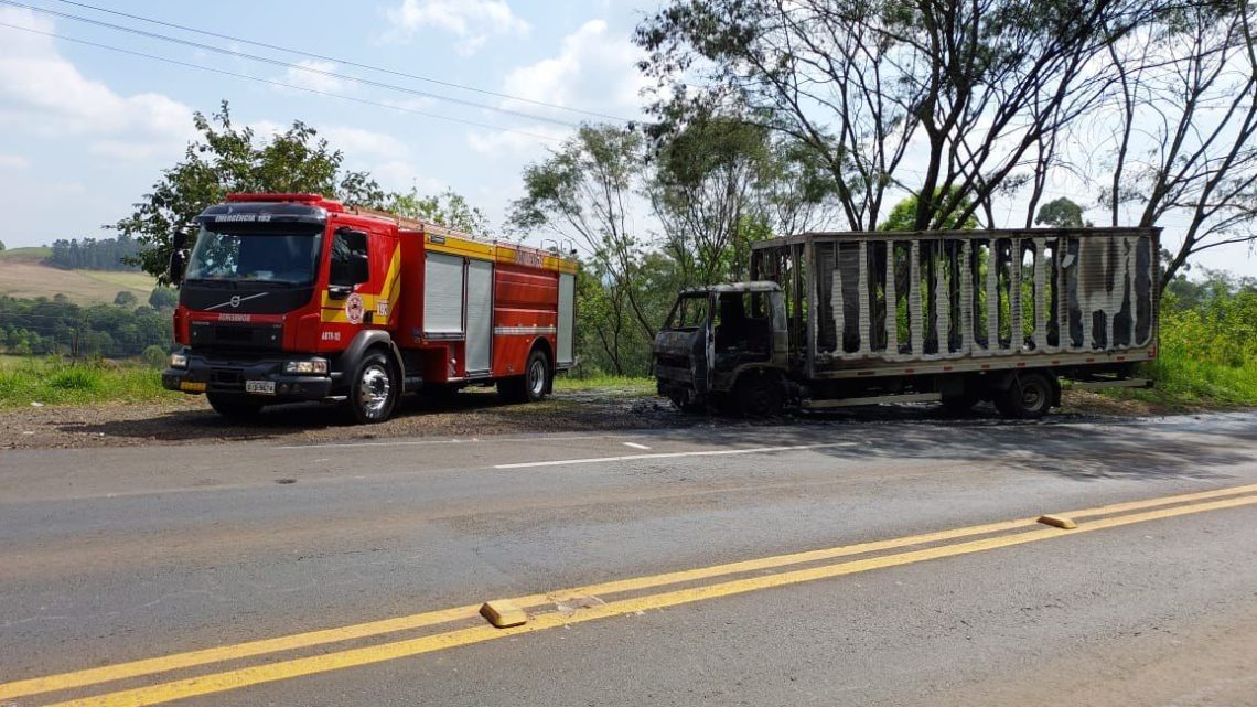 Caminhão baú fica destruído em incêndio no Oeste Catarinense