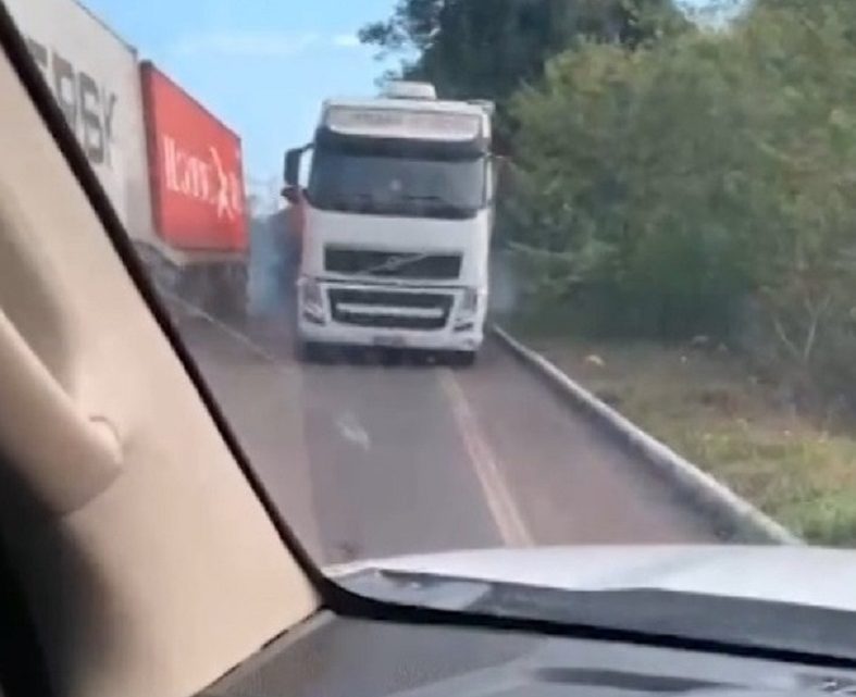 Vídeo: carreta invade contramão, quase atinge carro e colide contra caminhão-cegonha