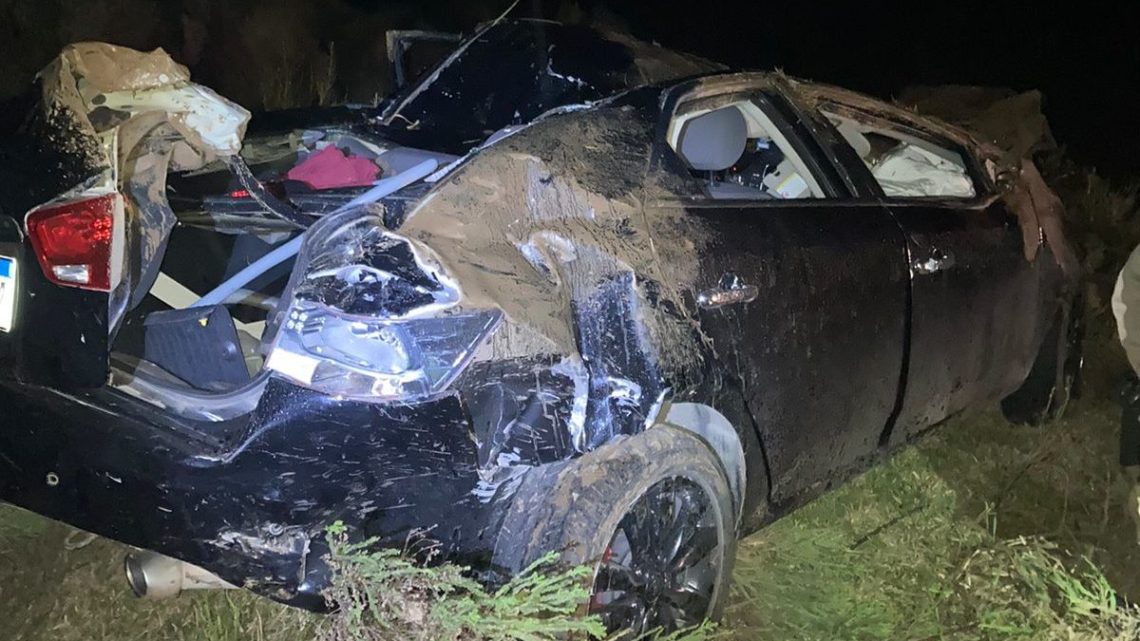 Carro cai de ribanceira de 40 metros de altura e mulher fica ferida