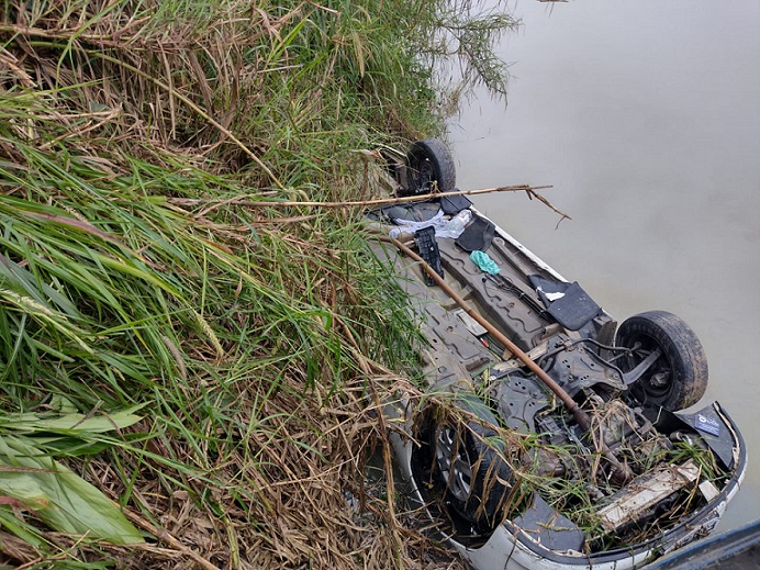 Carro capota, cai em rio e motorista desaparece em SC