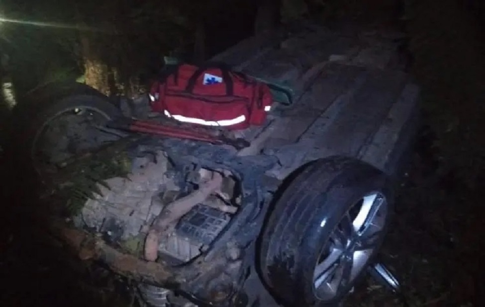 Carro capota e cai em ribanceira no Meio-Oeste de SC