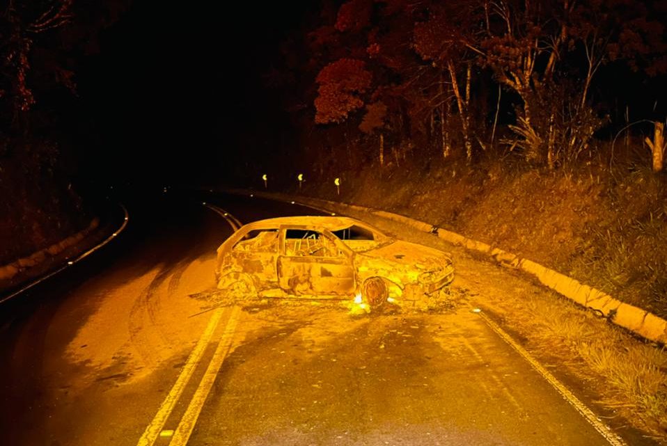 Carro pega fogo e deixa motorista gravemente ferido em SC