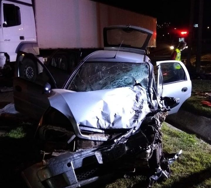 Colisão frontal entre carro e caminhão causa morte na BR-282