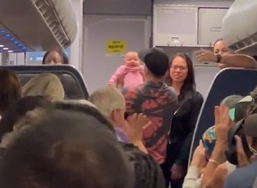 Vídeo: enfermeira salva recém-nascido que parou de respirar em voo