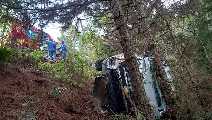 Grávida fica ferida após colidir contra carreta e tombar com carro na BR-282