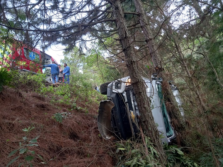 Grávida fica ferida após colidir contra carreta e tombar com carro na BR-282