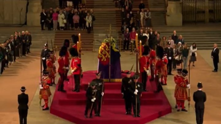 Guarda Real desmaia durante o velório da rainha Elizabeth II; assista ao vídeo