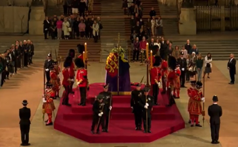 Guarda Real desmaia durante o velório da rainha Elizabeth II; assista ao vídeo