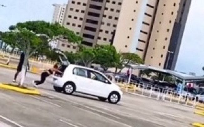 Vídeo: homem empurra carro para ajudar mulher e descobre ser treino de crossfit